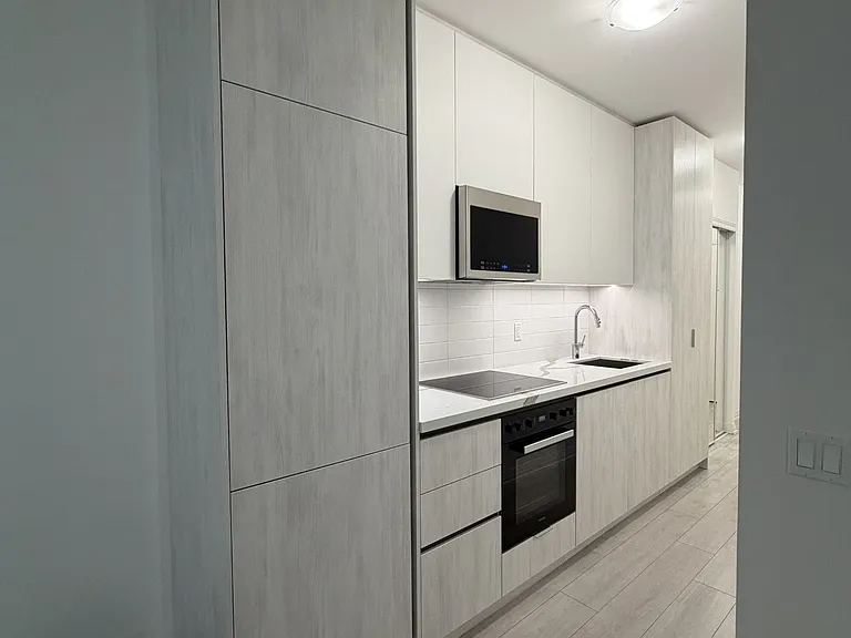 400 King St W #812 — Photo 5