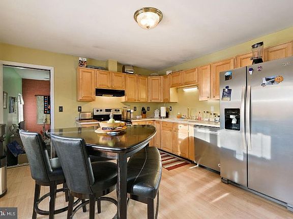 5th image of 39 Teaberry St