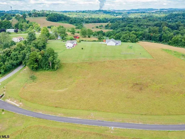 15 Belgian Ln, Morgantown, WV 26508