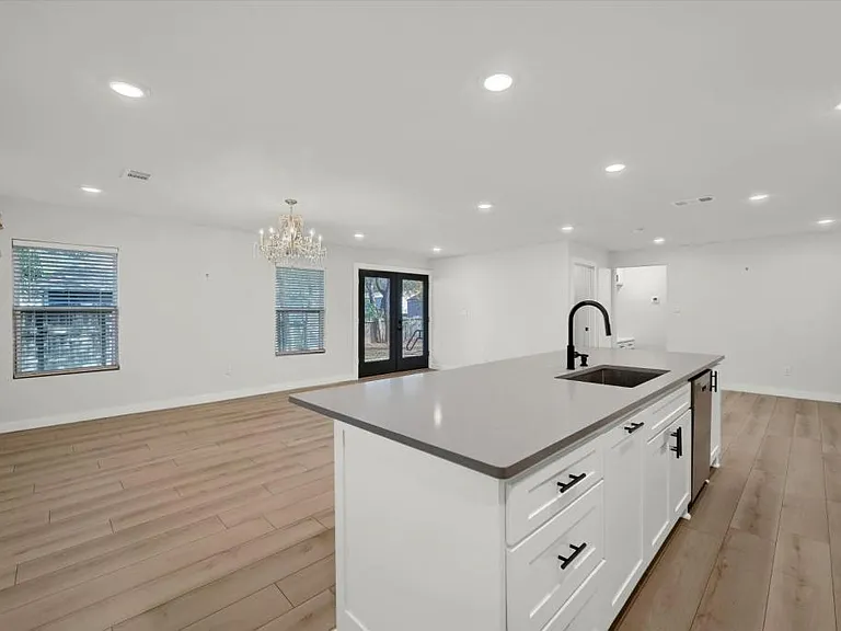 600 N Jordan St — Photo 4