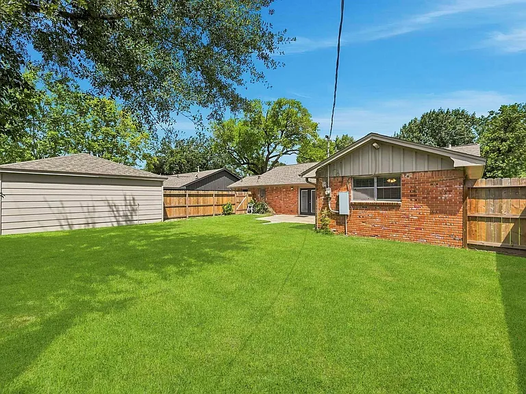 10503 Shadow Wood Dr — Photo 7