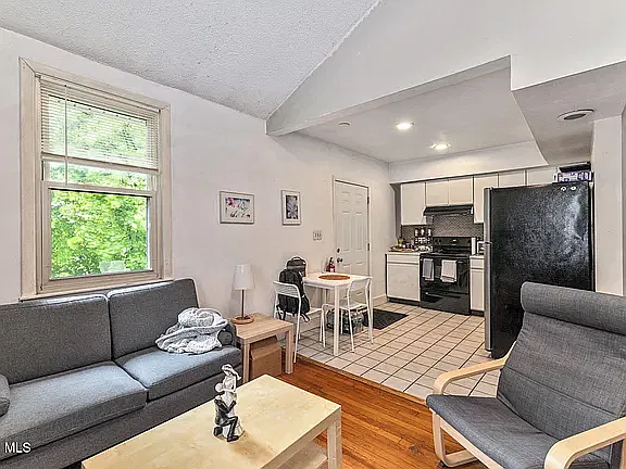 1 bed, 700 sqft, $1,000 — Photo 2