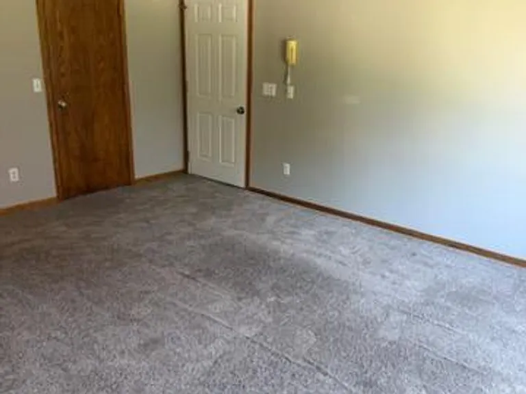 513 E Ave E — Photo 2