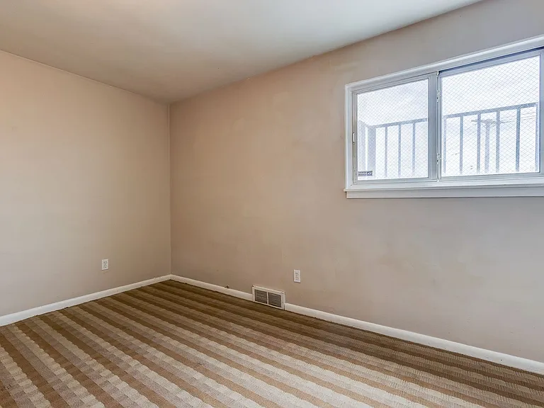 Great building with off street parking, views of the city, laundry on site! — Photo 33