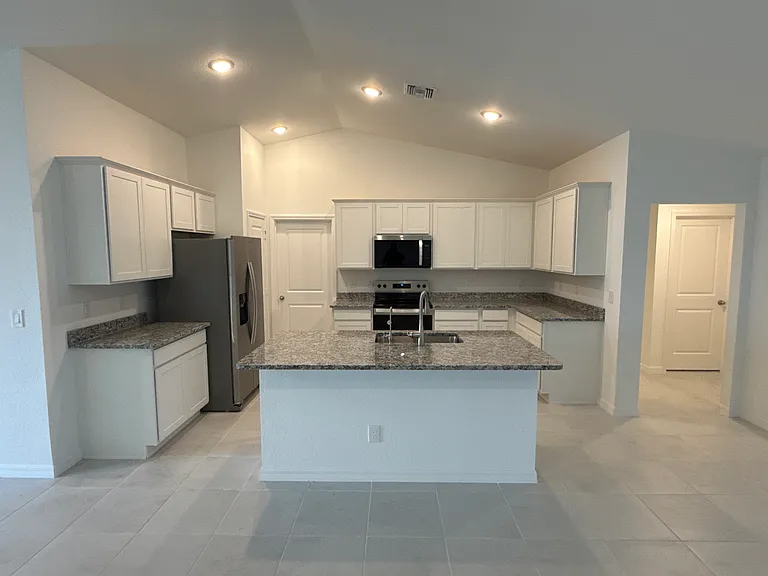 117 NW 12th Ln — Photo 5