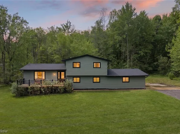 8821 Valley Ln, Chagrin Falls, OH 44023