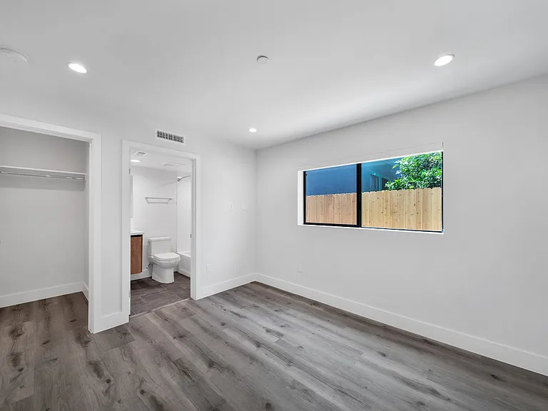 11522 Emelita Property LLC — Photo 30