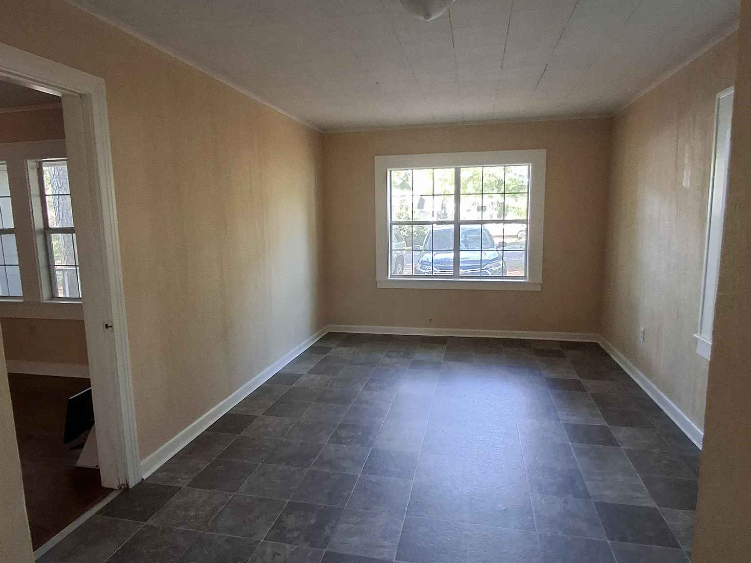 3 bed, 1270 sqft, $950 — Photo 2