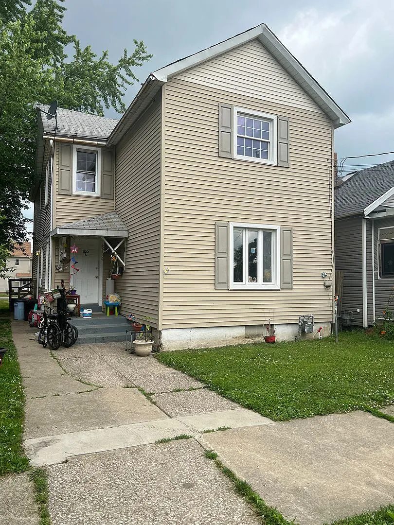 1122 E 11TH — Photo 1