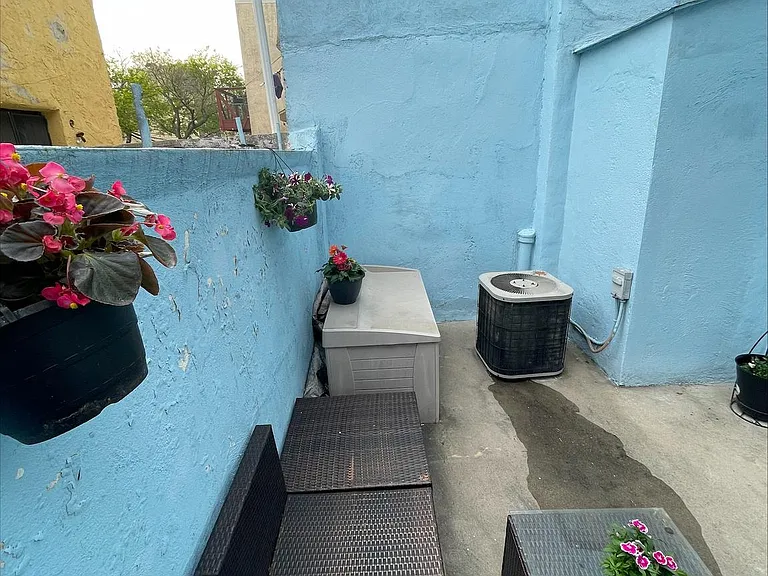 1006 Montrose St — Photo 33