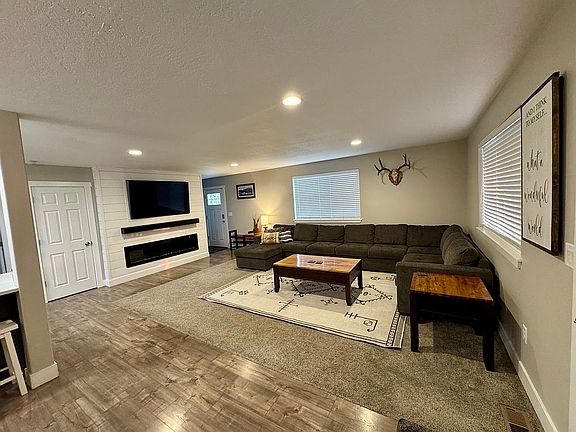 3rd image of 570 Elder St