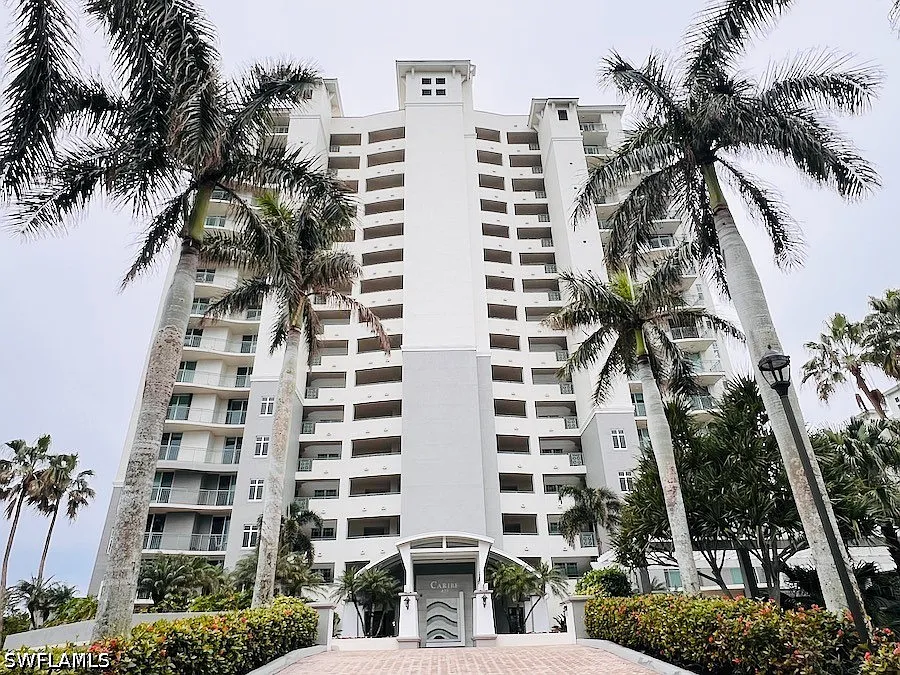 425 Cove Tower Dr #902
