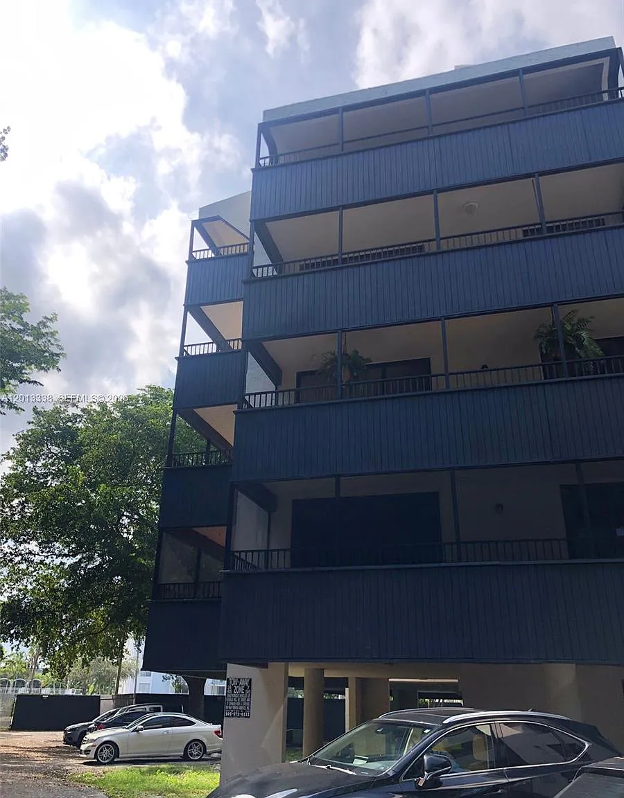Parkway Grove Condo Part — Photo 1