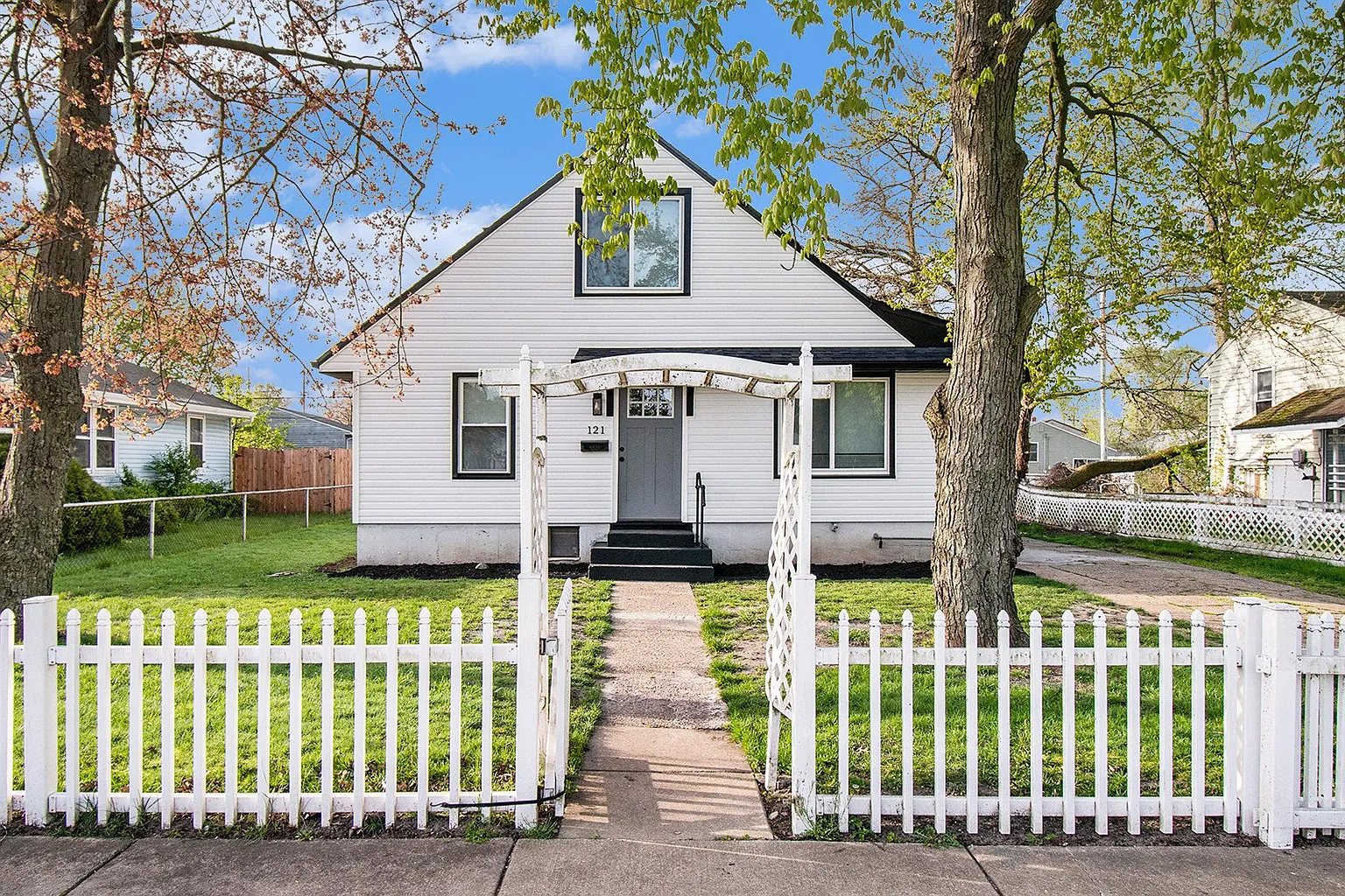 121 Saint Lo Ave photo 1