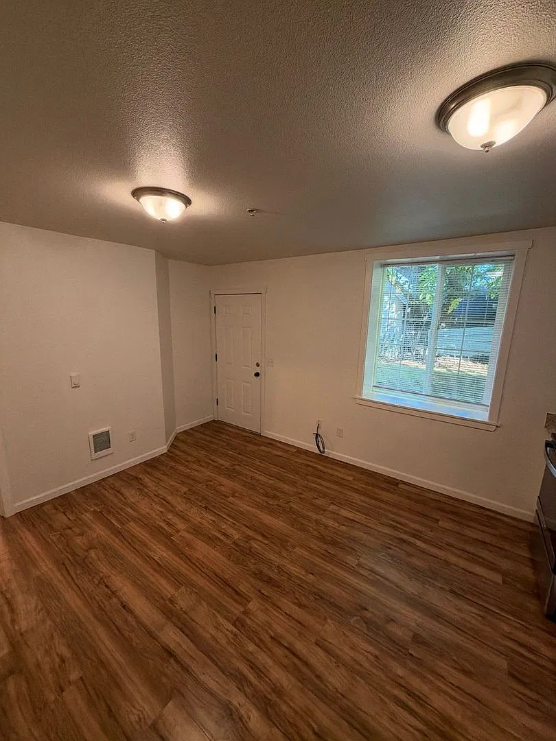 2 bed, 1.0 bath, 900 sqft, $1,295 — Photo 2