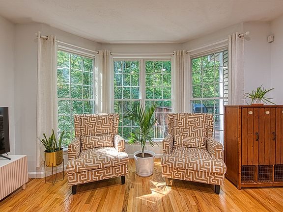 5th image of 107 Field St
