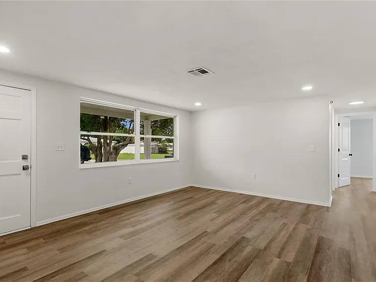 5165 Greenwood St — Photo 6