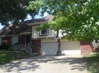 605 NE Sunny Creek Ln, Blue Springs, MO 64014