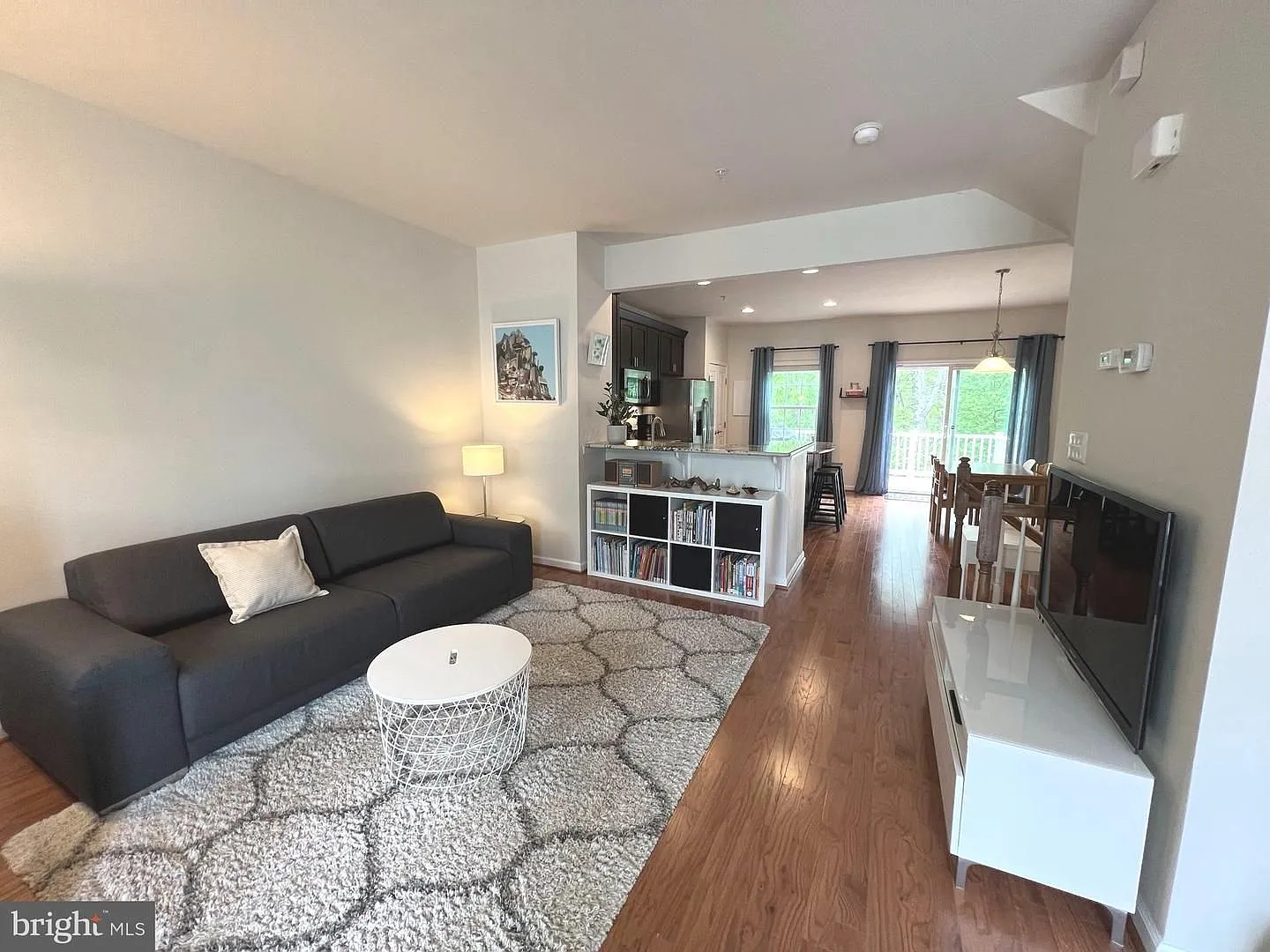 Gorgeous 3bd 2.5bth townhome in Owings Mills with open concept floor plan. — Photo 4