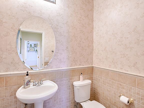 13325 W Montebello Ave-large-004-3-Powde