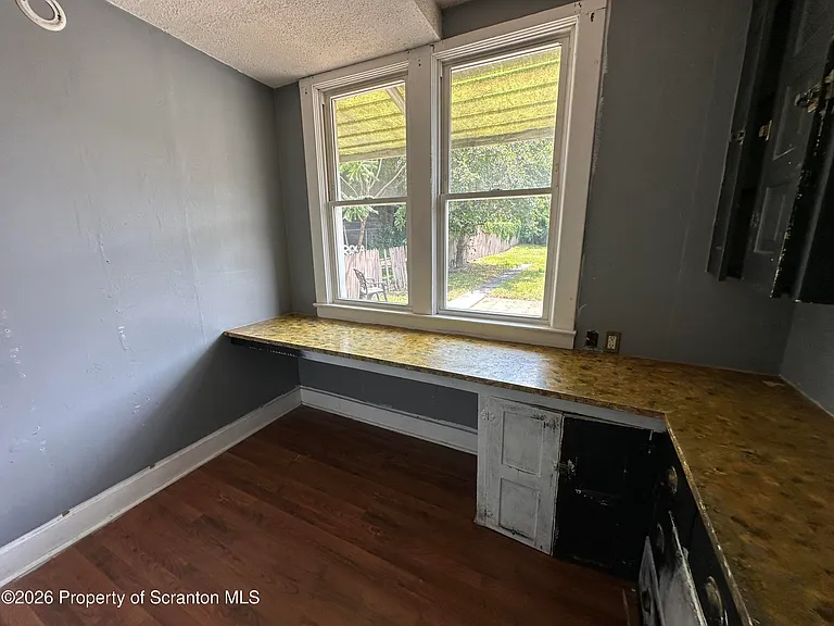 615 S Webster Ave — Photo 6