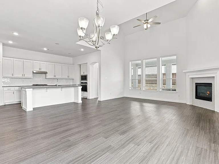 2408 Doncaster Dr — Photo 9