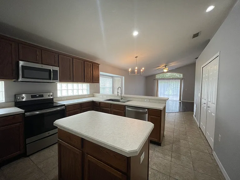 13826 Mirror Lake Dr — Photo 4