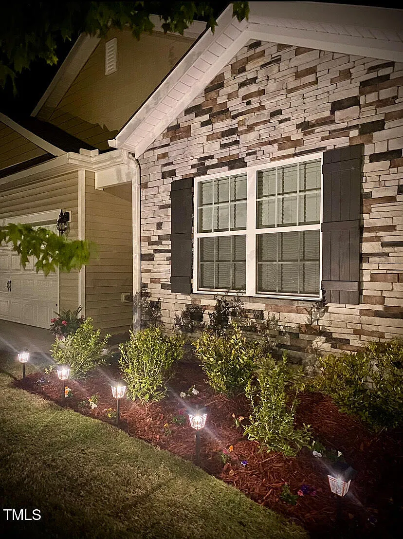 4 bed, 2.0 bath, 1764 sqft, $2,185 — Photo 2