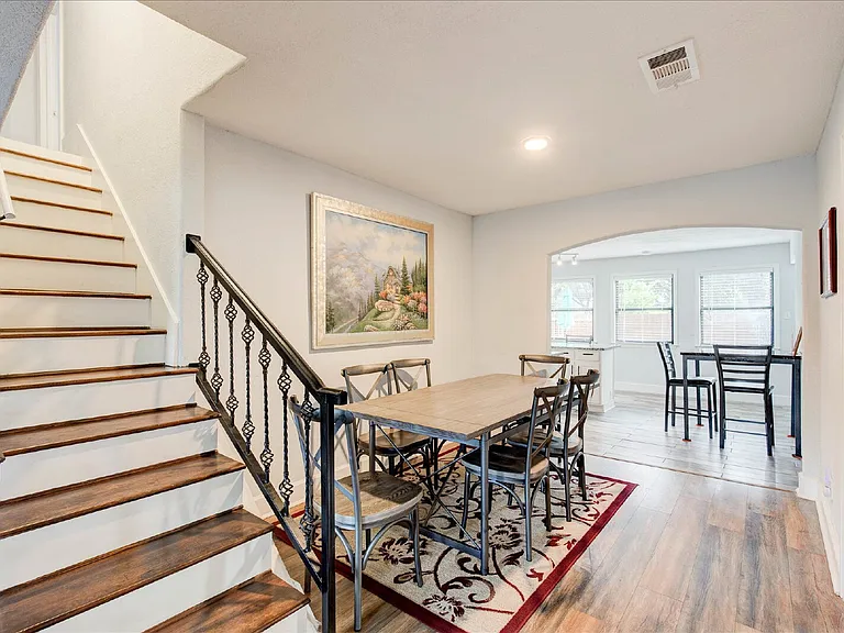 2801 W Biddison St — Photo 10
