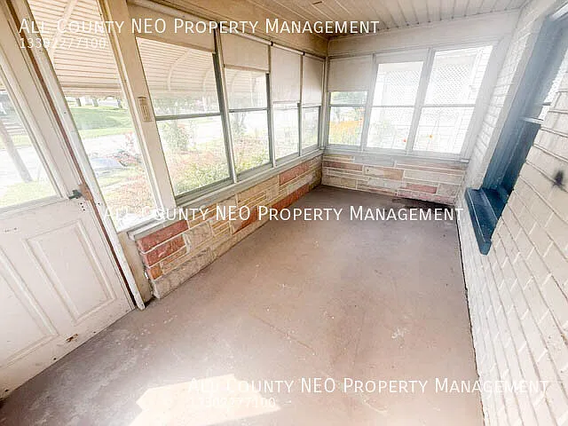 Spacious 3 Bedroom Home with Fenced Yard! — Photo 2