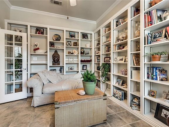5th image of 906 Lake Point Cir