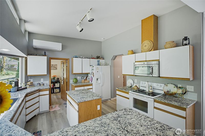 5th image of 415 118th Avenue E