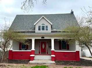 121 E Court St, Farmington, IL 61531