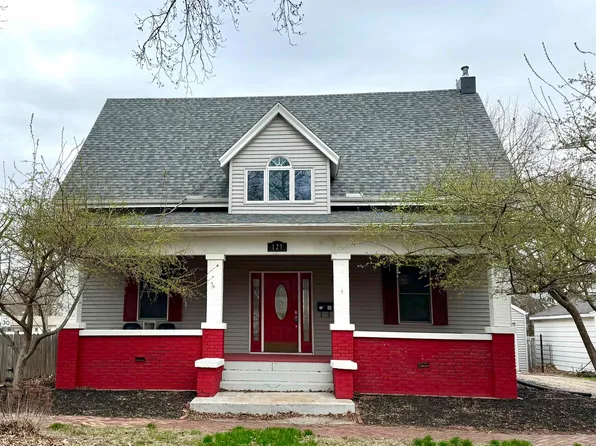 121 E Court St, Farmington, IL 61531