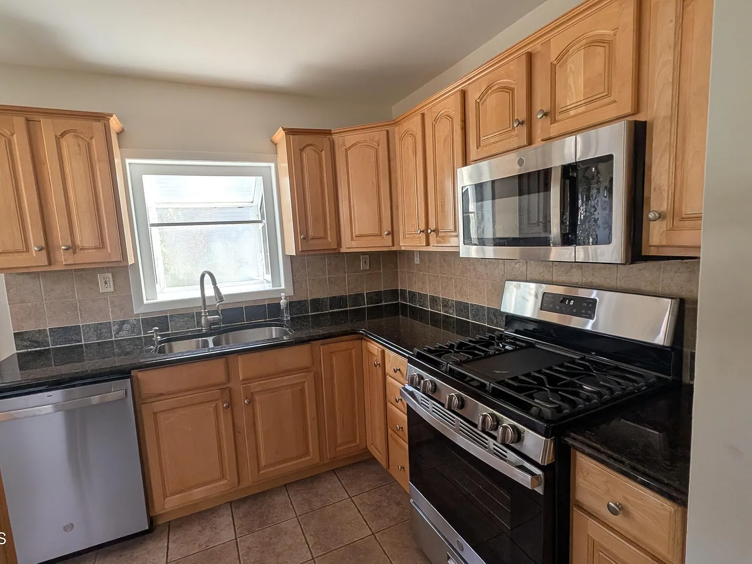 3 bed, 1326 sqft, $4,000 — Photo 3