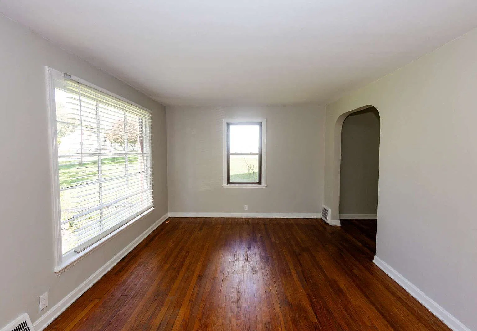 3 bed, 1.0 bath, 1430 sqft, $1,300 — Photo 3