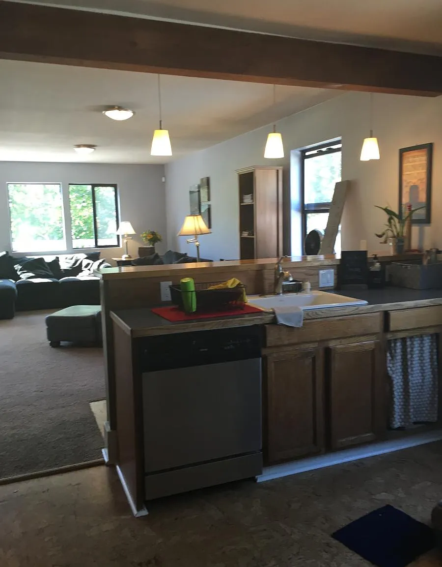 5 bed, 2.5 bath, 2600 sqft, $3,900 — Photo 3