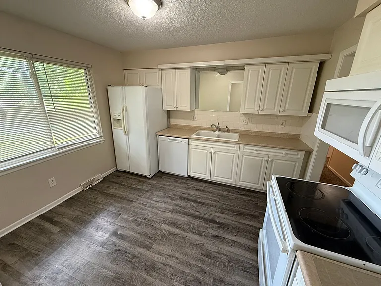 308 NE Lakeview Dr — Photo 4