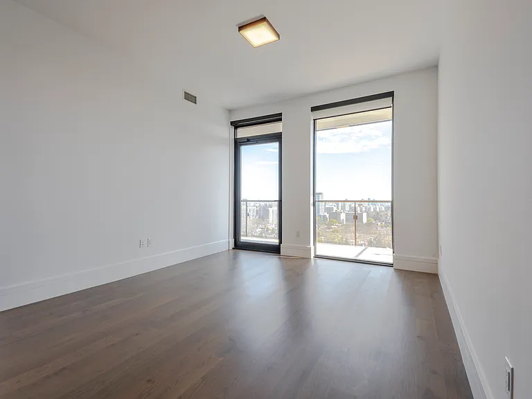 215 Lonsdale Rd — Photo 41
