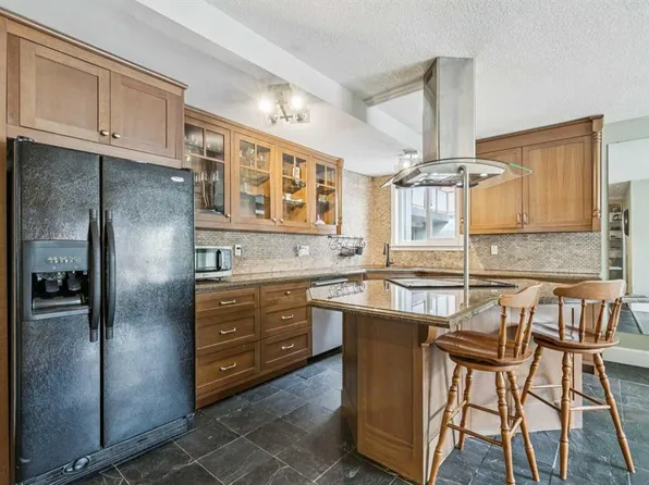 1915 E 26th St SW #103, Calgary, AB T3E 2A2