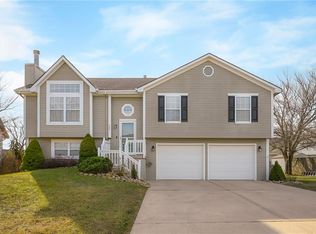 109 E Heritage Dr, Raymore, MO 64083
