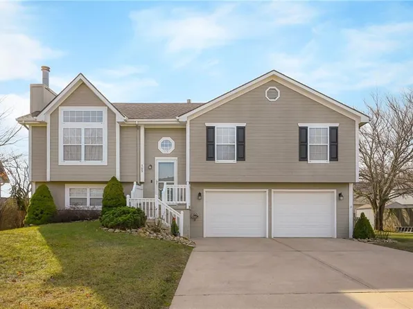 109 E Heritage Dr, Raymore, MO 64083