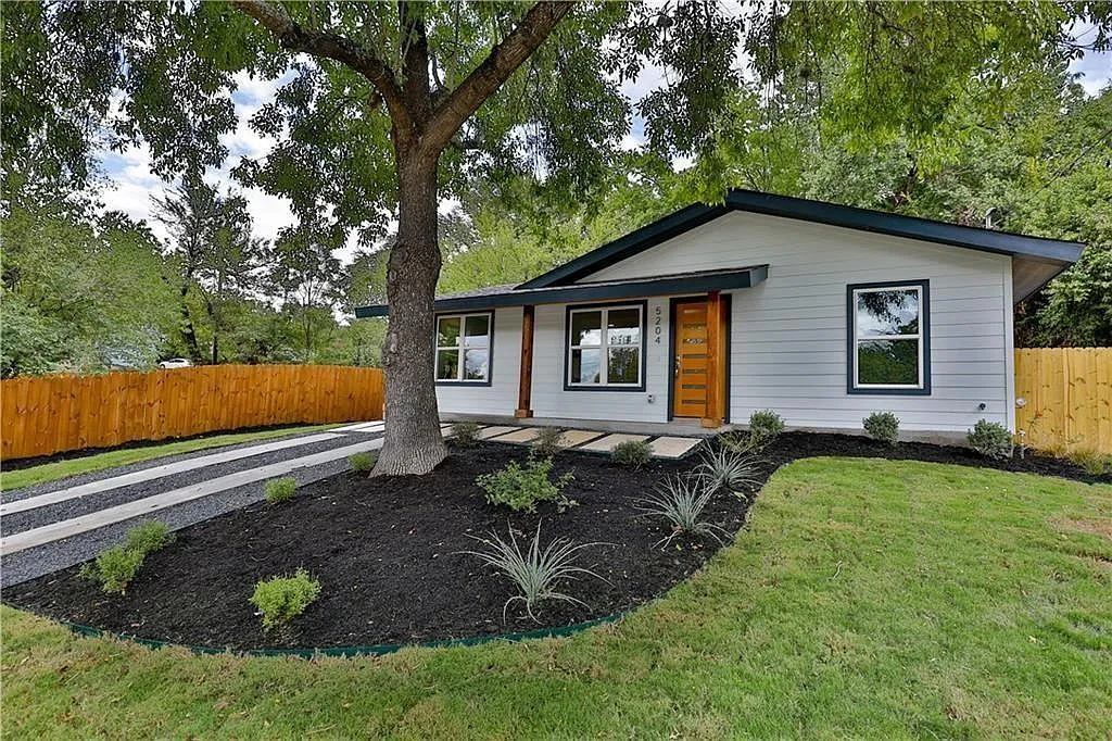 3 bed, 2.0 bath, 1275 sqft, $2,900 — Photo 2
