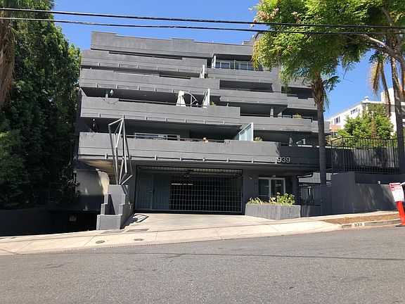 3rd image of 940 Larrabee St