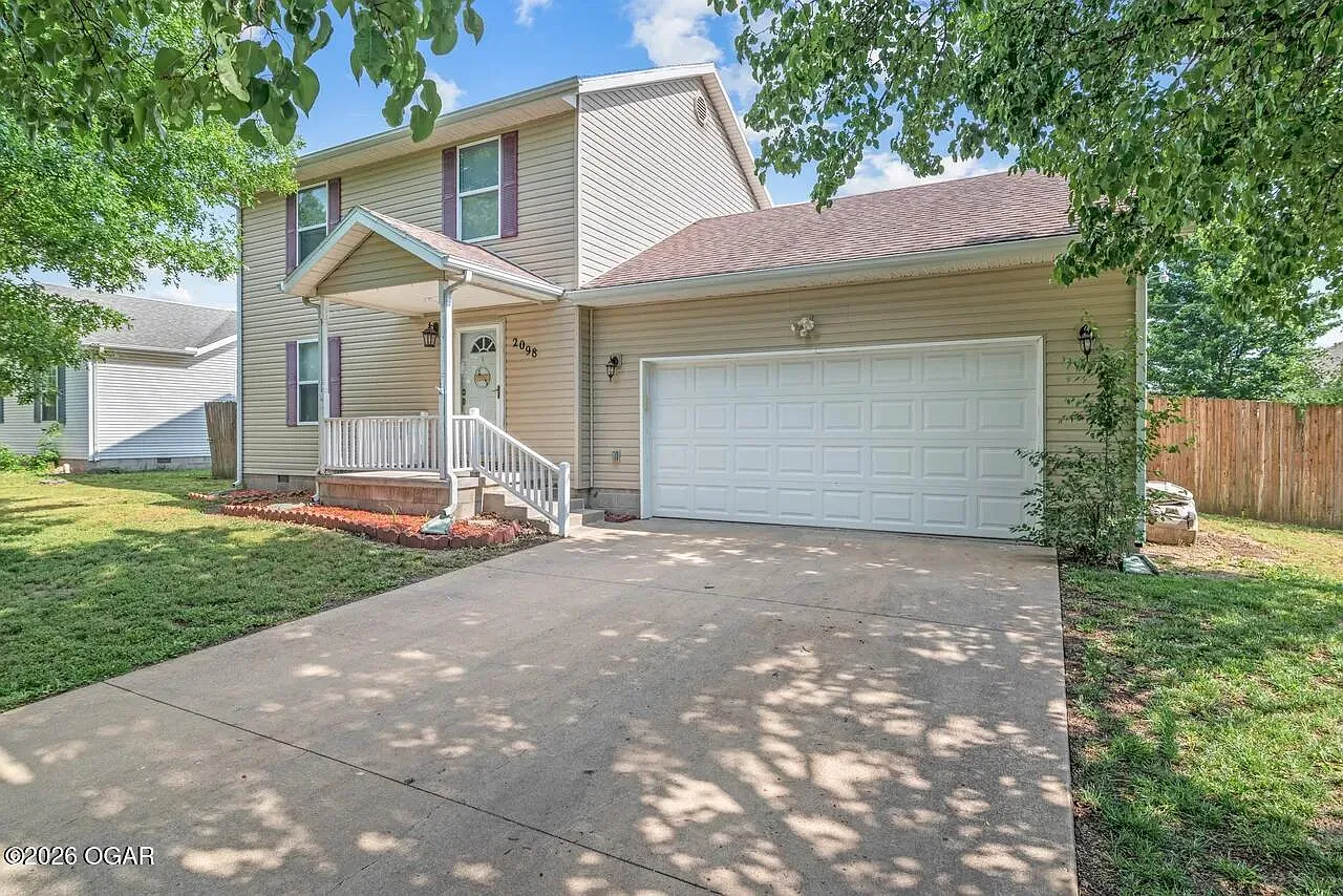 3 bed, 2.0 bath, 1350 sqft, $1,450 — Photo 2