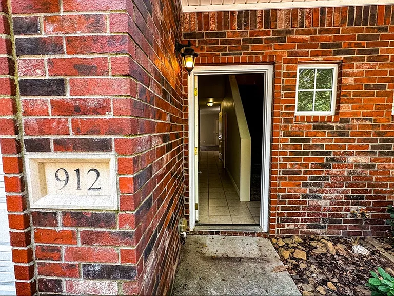 912 S Wood Ave — Photo 3