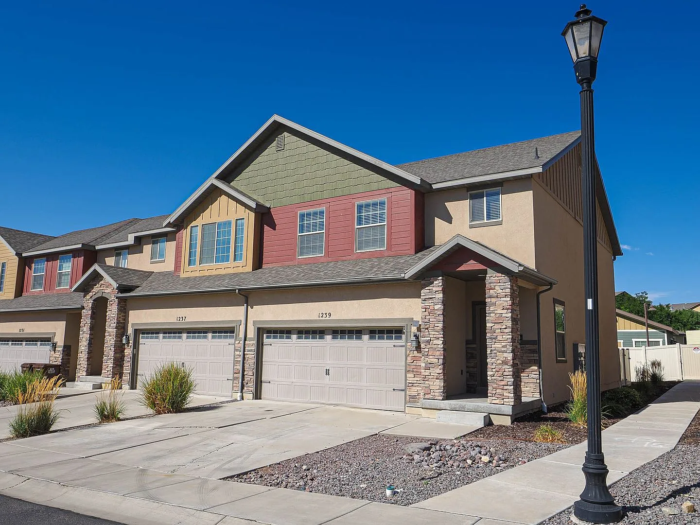 3 Bedroom, 2.5 bathroom Saratoga Springs Home — Photo 2