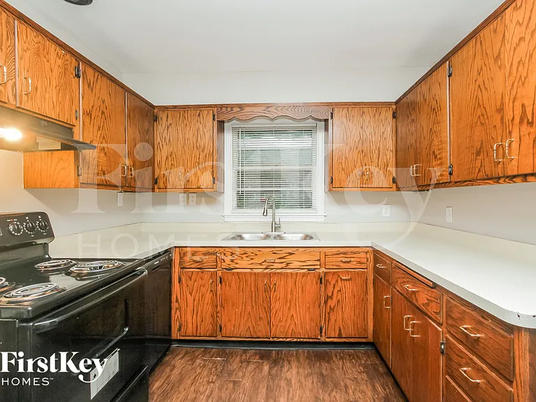 5614 N Victoria Dr — Photo 6