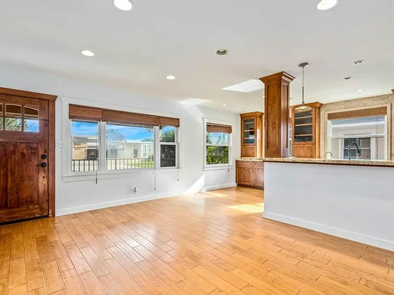 4759 Hackett Ave — Photo 15