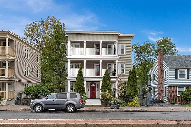 2 bed, 1.0 bath, 746 sqft, $1,628 — Photo 1